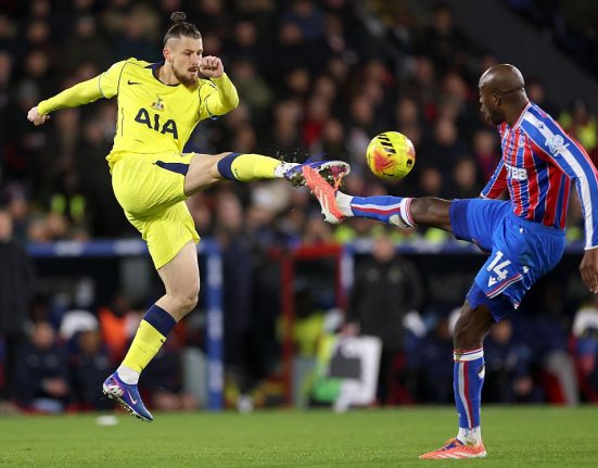 Dragusin criticats de presa engleza dupa meciul Liverpool Tottenham Romanul a fost notat cu 4