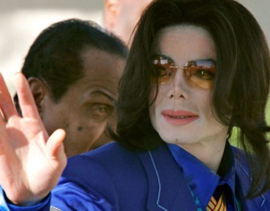 FOTO Cum era dormitorul lui Michael Jackson in ziua mortii sale mancare stricat si papusi de portelan infricosatoare