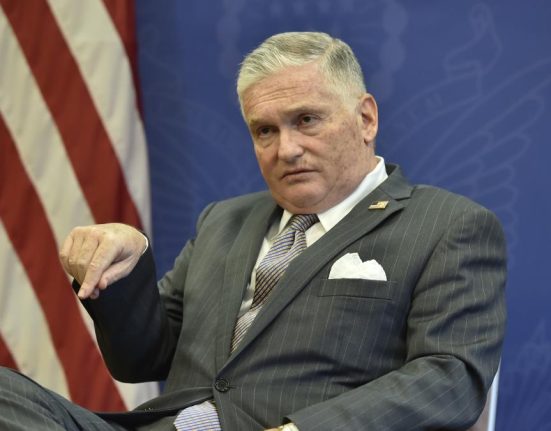 Fostii ambasadori americani la Bucuresti critica Romania pentru ca tine tacerea in legatura cu