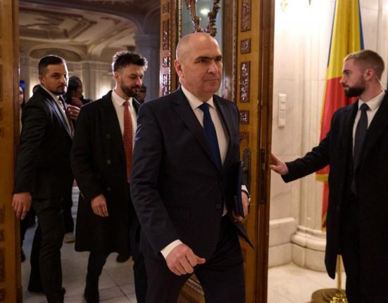 Liberalii au postponat intalnirea de la Sibiu in care urma sa se decida daca PNL paraseste guvernarea