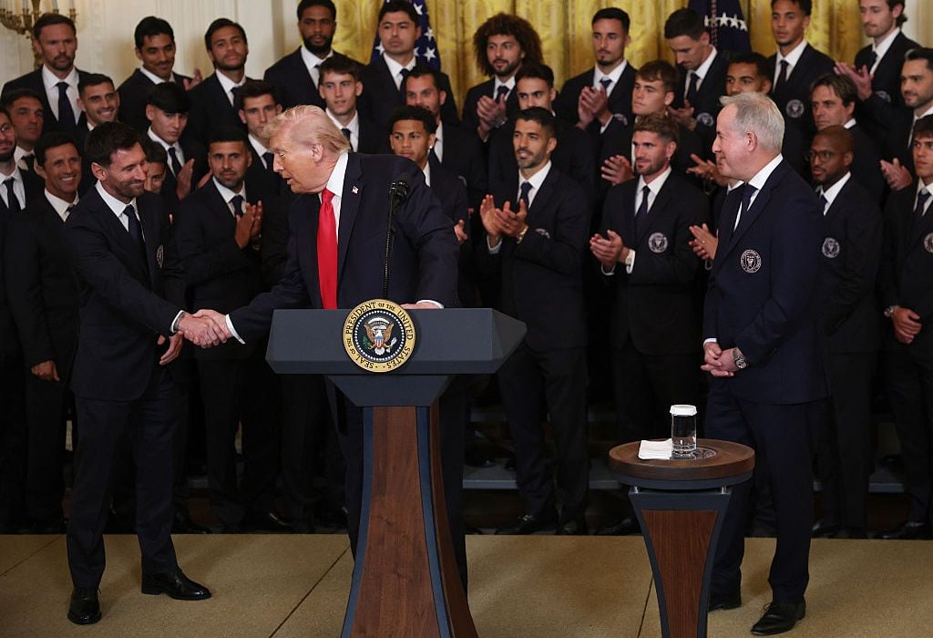 Messi intampinat la Casa Alba Donald Trump a starnit sala Cine este mai bun Messi sau Pele