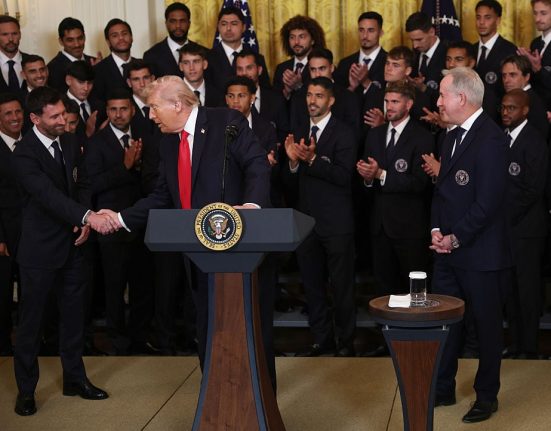 Messi intampinat la Casa Alba Donald Trump a starnit sala Cine este mai bun Messi sau Pele