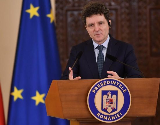 Nicusar Dan a semnat legea care interzice agresorilor sexuali sa ocupe locuri de munca in scoli spital sau