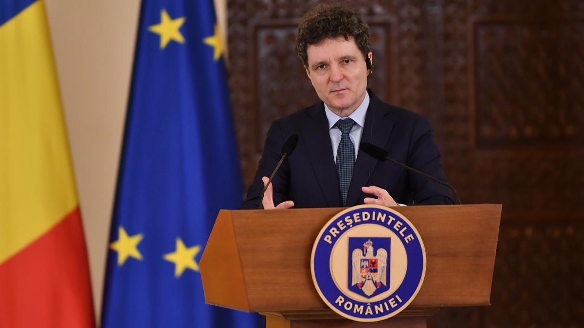 Nicusar Dan a semnat legea care interzice agresorilor sexuali sa ocupe locuri de munca in scoli spital sau