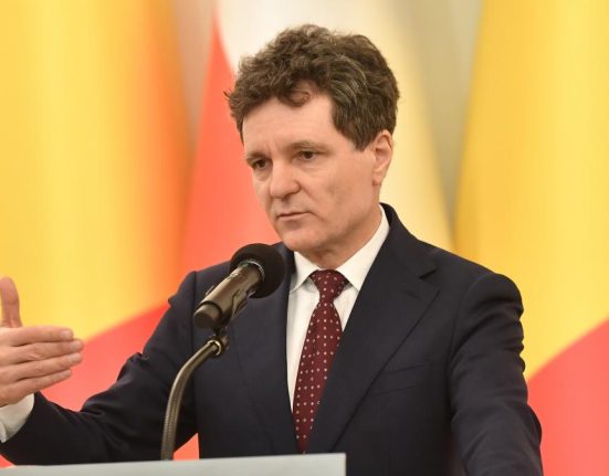 Nicusor Dan Pare absurd ca intre un medic care a absolvit sase ani de facultate si o reclama pe