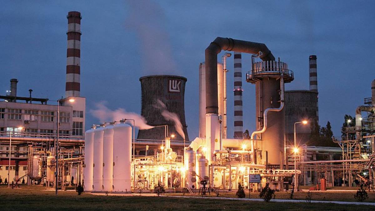 Romania asteapta o derogare de la Trump pentru reluarea activitatilor la rafinaria Petrotel detinuta de rusii de la Lukoil