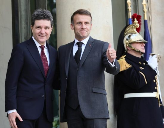 Surse Romania examineaza de mai mult timp propunerea lui Macron de a se alatura umbrelei nucleare a
