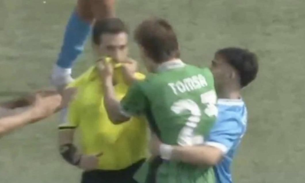 Un fotbalist roman a fost suspendat pana in 2027 A agresat un arbitru intr un meci din Italia