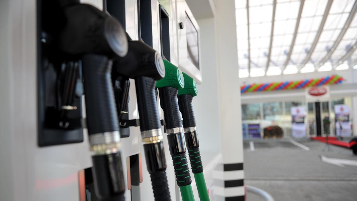 a treia incercare a guvernului de a adopta oug pentru reducerea pretului carburantilor politicienii se