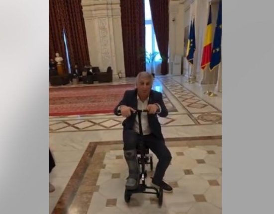 deputatul PSD daniel zamfir tinta ironilor din partea USR dupa ce a sosit in parlament cu o trotineta ortopedica