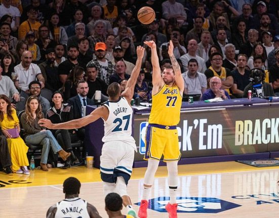 explozie istorica in nba doncic marcheaza 100 de puncte in 24 de ore si scrie istorie la lakers