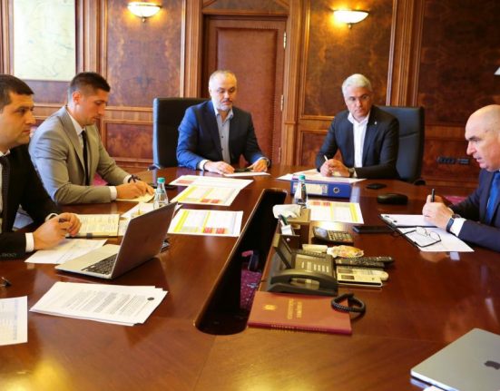 Bolojan la masa cu Umbrarescu si ministrii Miruta si Pislaru avem nevoie ca de aer de bani