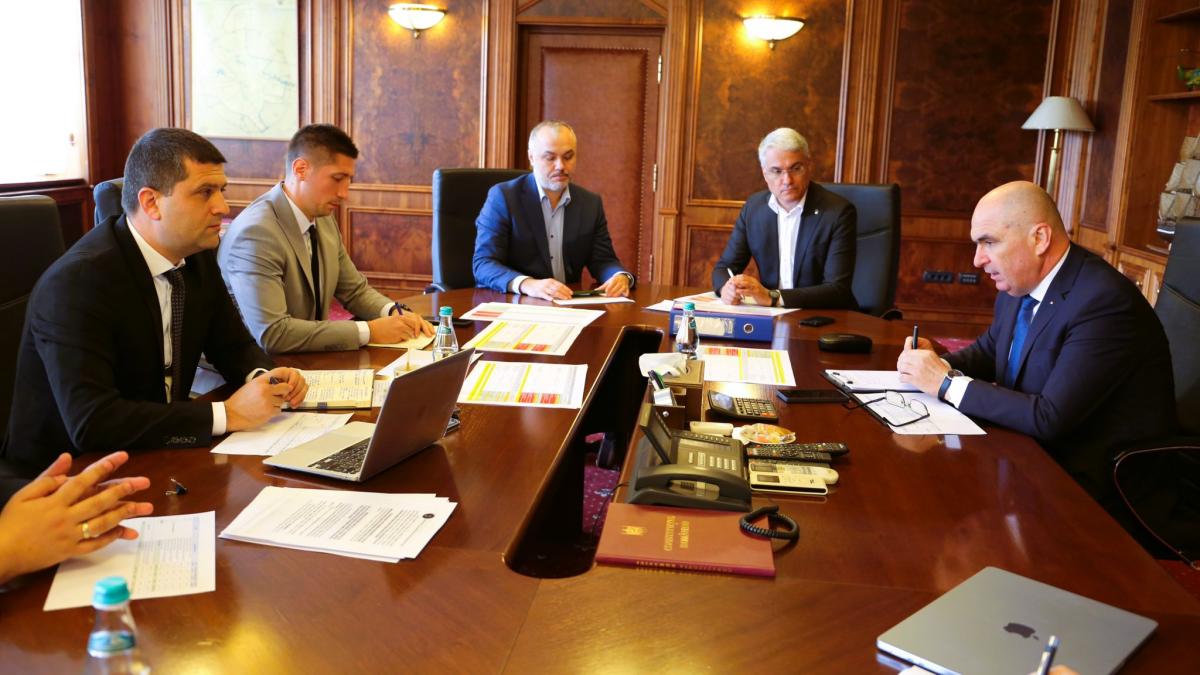 Bolojan la masa cu Umbrarescu si ministrii Miruta si Pislaru avem nevoie ca de aer de bani