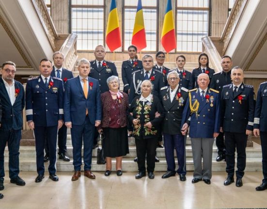 Catalin Predoiu a acordat diplome de recunoastere a meritelor cu ocazia Zilei Veteranilor de Razboi Sunt o