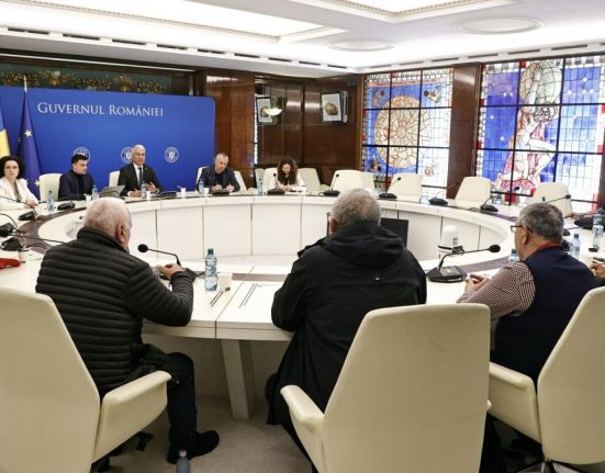 Consultari la Guvern cu sindicatele pe tema noii legi a salarizarii si a pensiilor militare Veniturile in
