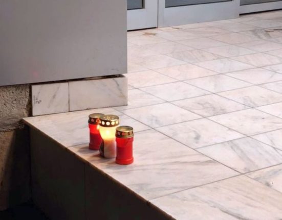 Oamenii vin sa aprinda candele pentru Mircea Lucescu in fata Spitalului Universitar de Urgenta din Bucuresti