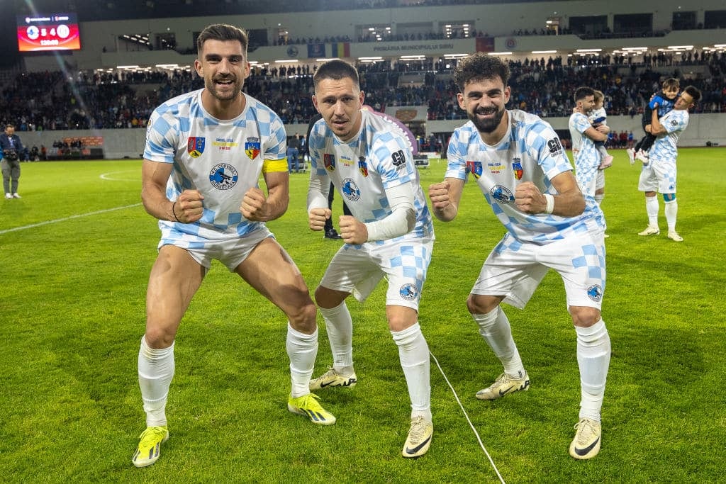 Omagiu lui Lucescu si victorie esentiala Corvinul se apropie tot mai mult de promovare