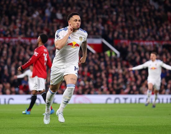 blestemul incheiat dupa 44 de ani leeds invinge pe old trafford si face un pas important spre salvare