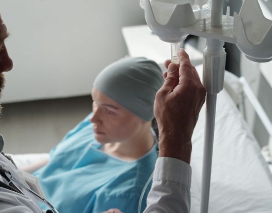 A crezut ca intra la menopauza si a ignorat semnalele dar medicii i au pus diagnosticul de cancer ce simptome a avut o femeie de 55 de ani