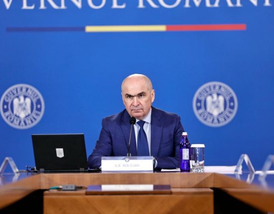 Bolojan a retras majorarea salariilor la Monetarie in ultima sedinta de Guvern inainte de motiune