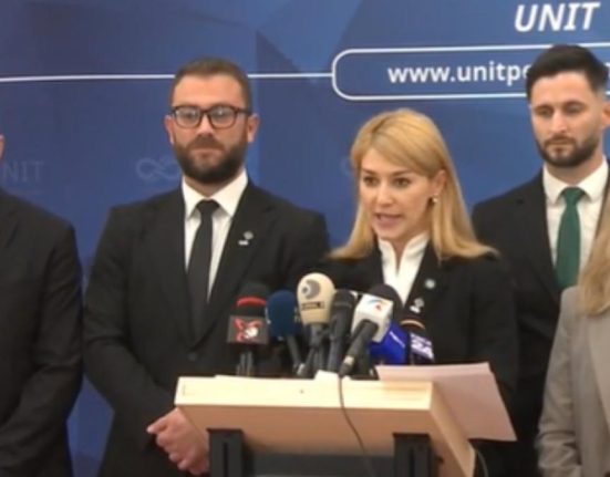 Cei 6 parlamentari care au anuntat ca nu vor mai vota motiunea au ramas acum doar 5 Un coleg