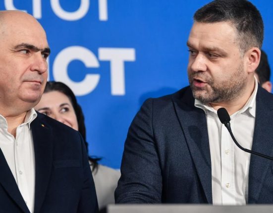 Ciprian Ciucu Lipsesc 5 10 voturi pentru ca motiunea sa nu fie aprobata In acest moment se decide soarta