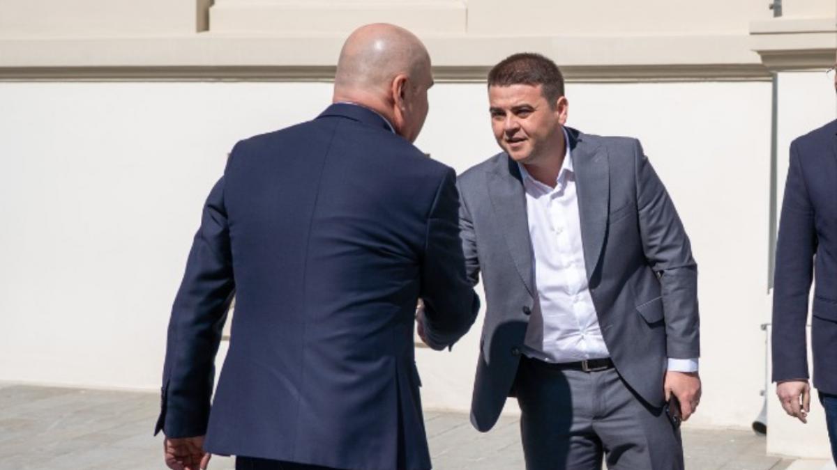 Cu 4 zile inainte de motiunea de cenzura un lider PSD l a intampinat pe Bolojan la Suceava Culoarea