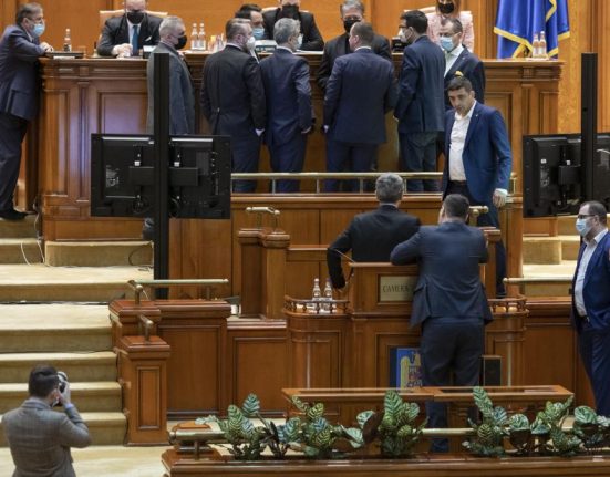 De cine depinde soarta Guvernului Bolojan Cum se impart voturile in Parlament inaintea motiunii de