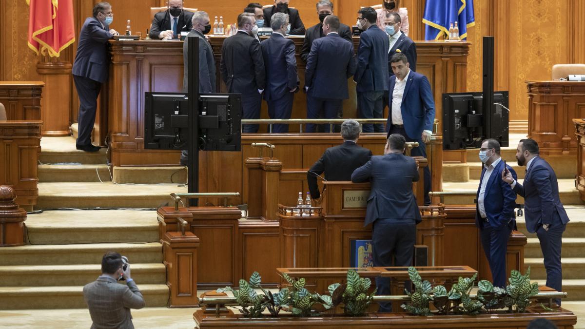 De cine depinde soarta Guvernului Bolojan Cum se impart voturile in Parlament inaintea motiunii de