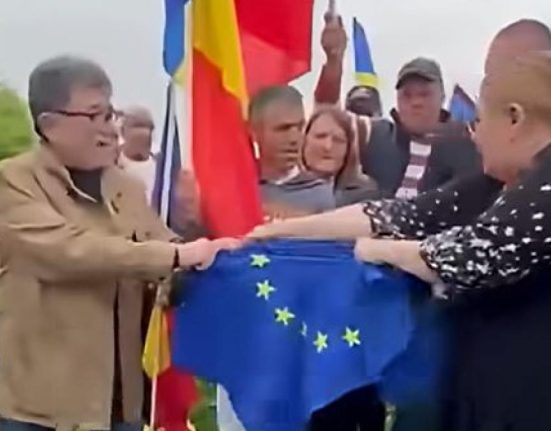 Diana Sosoaica a distrus steagul UE de Ziua Europei Iati partea ta si imi iau si eu partea mea