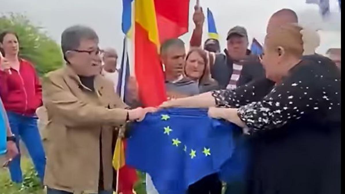 Diana Sosoaica a distrus steagul UE de Ziua Europei Iati partea ta si imi iau si eu partea mea