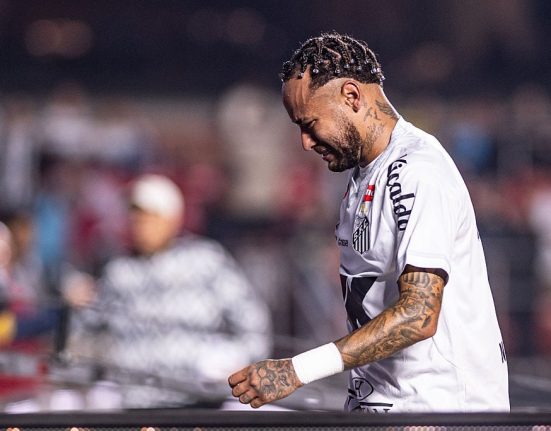 Neymar l a lovit pe fiul lui Robinho la antrenament iar scandalul se amplifica Tanarul cere masuri sau isi va lua adio de la Santos