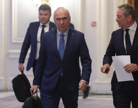 Surse S ar fi promis inclusiv posturi de consul sau alte functii pentru voturile la motiunea de cenzura