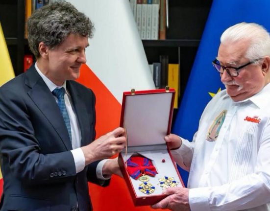 Nicusar Dan i a conferit fostului presedinte al Poloniei Lech Walensa Ordinul National Steaua