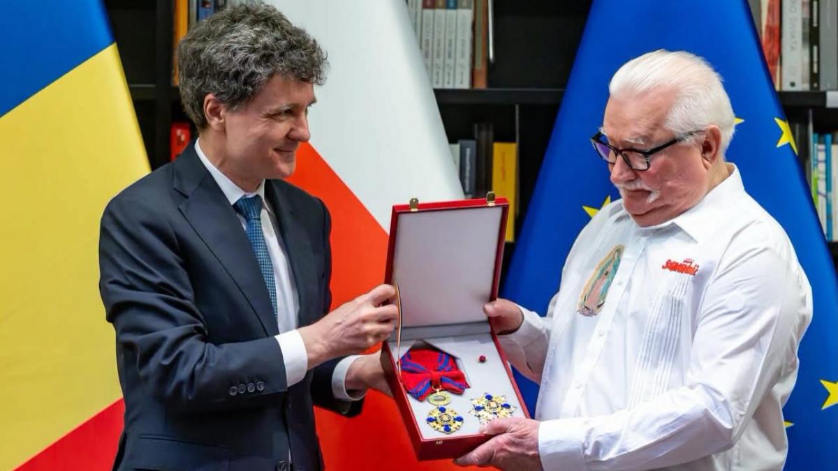 Nicusar Dan i a conferit fostului presedinte al Poloniei Lech Walensa Ordinul National Steaua