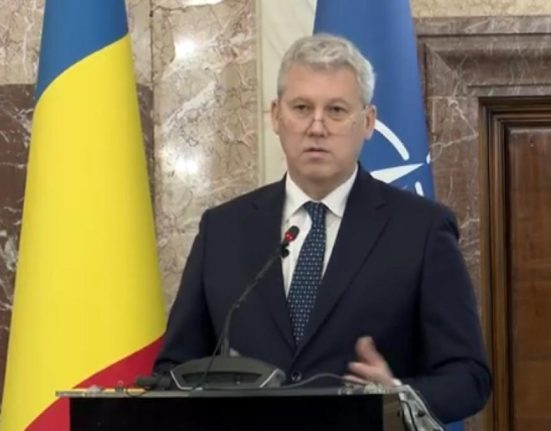 Predoiu la premierea unor cadre MAI Daca unii politicieni ar avea jumatate din generozitatea unui