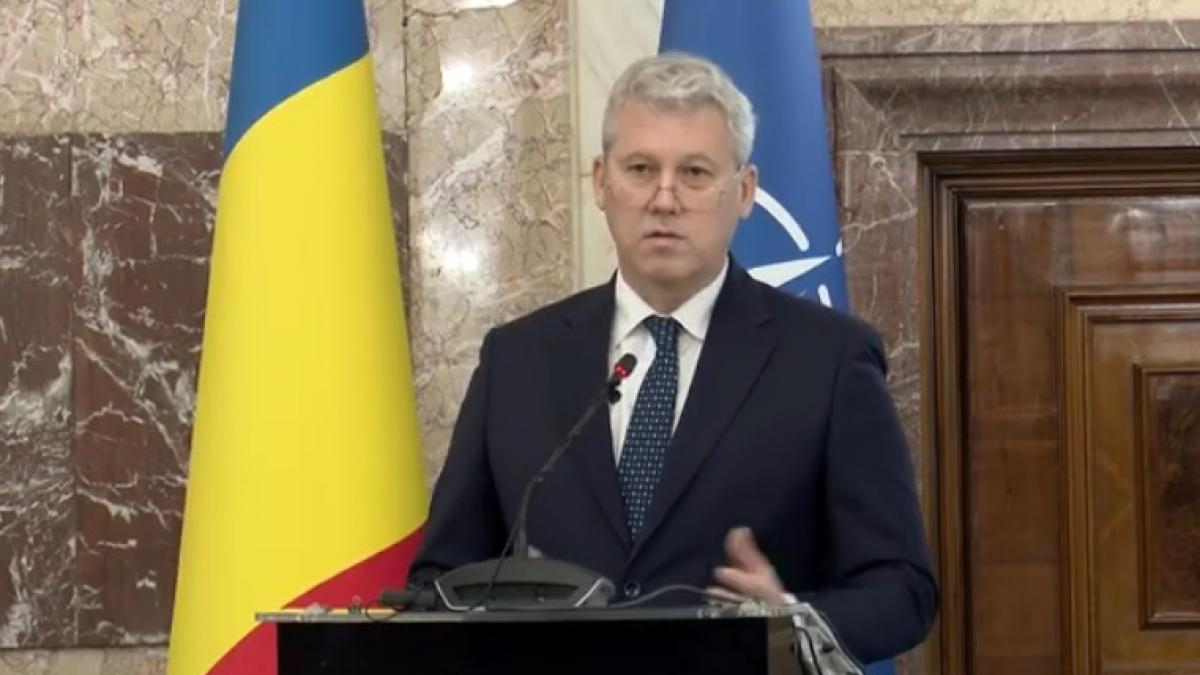 Predoiu la premierea unor cadre MAI Daca unii politicieni ar avea jumatate din generozitatea unui