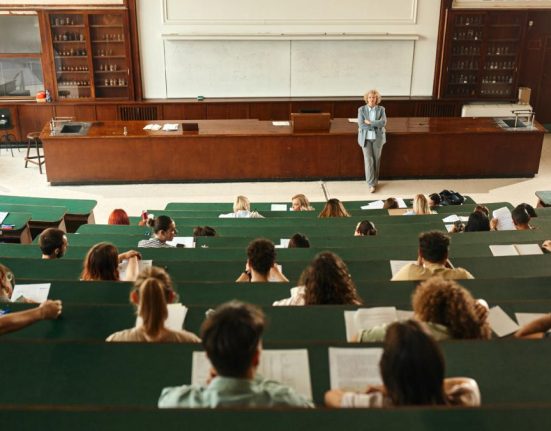 Anomaliile din legea salarizarii Un cadru universitar castiga mai putin decat un asistent