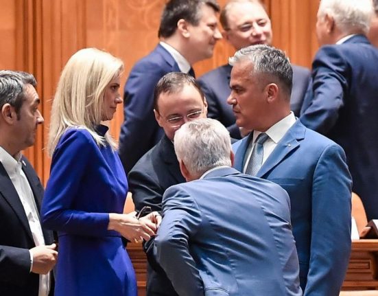 Contestatarii lui Bolojan din PNL publica Manifestul Platformei Conservatoare Nu suntem o factiune