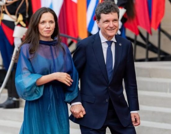 Imagini cu Mirabela Grdinaru si Nicusor Dan pe covorul rosu inaintea cinei de la Palatul Elysee