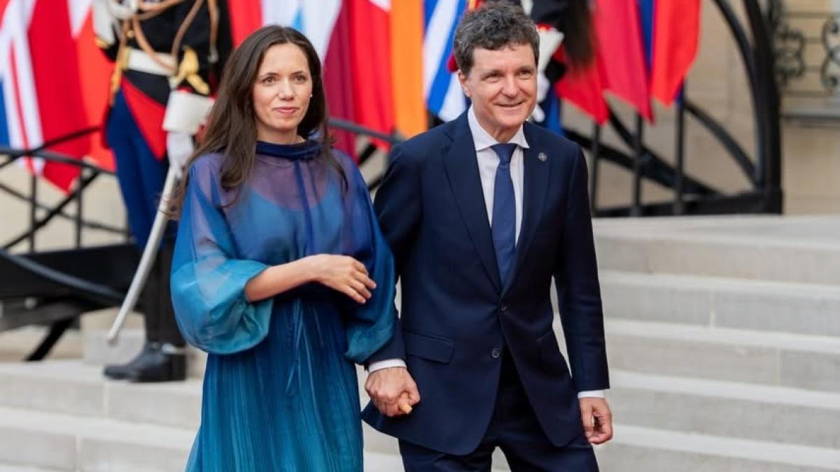 Imagini cu Mirabela Grdinaru si Nicusor Dan pe covorul rosu inaintea cinei de la Palatul Elysee