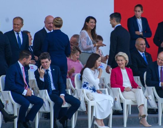 Imagini cu Nicusor Dan si Mirabela Grdinaru din tribuna oficiala a paradei de la Paris Prima