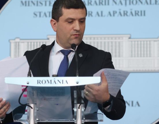 Miruta Comandantul de la Murfatlar isi deconta incaltamintea si imbracamintea prin contabilitatea unitatii