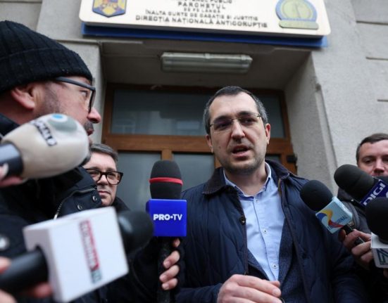 Niciun vaccin nu a fost comandat de mine Cum incearca Vlad Voiculescu sa se apere de acuzatiile din