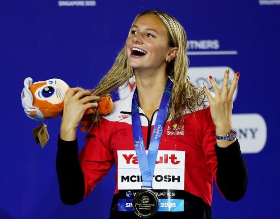 Summer McIntosh a intrat in istorie A spart cel mai vechi record mondial la inotul feminin