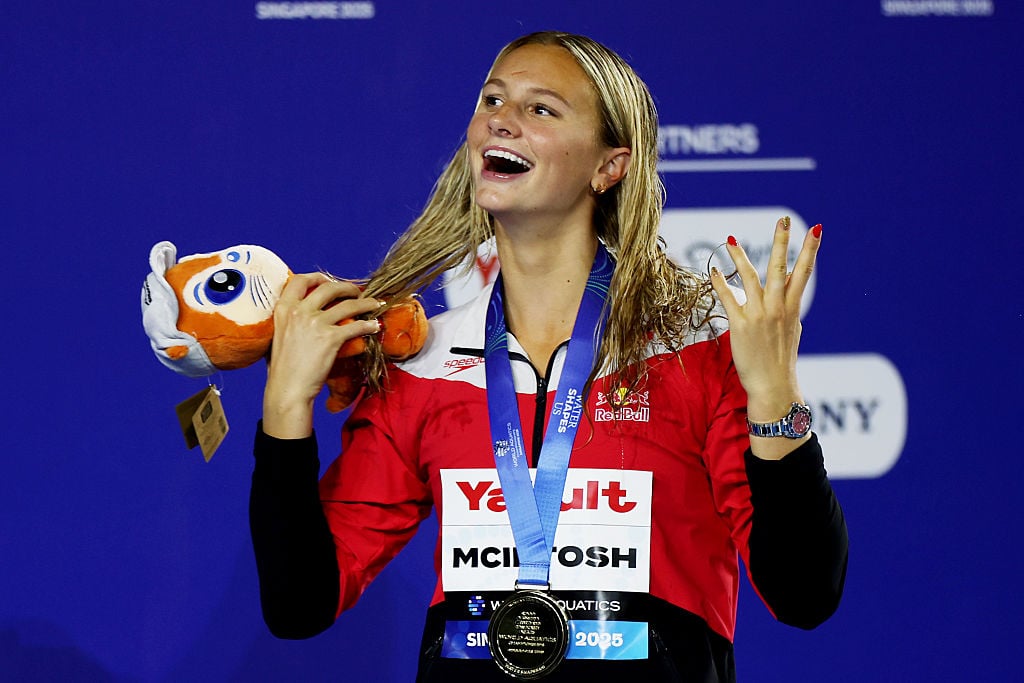 Summer McIntosh a intrat in istorie A spart cel mai vechi record mondial la inotul feminin