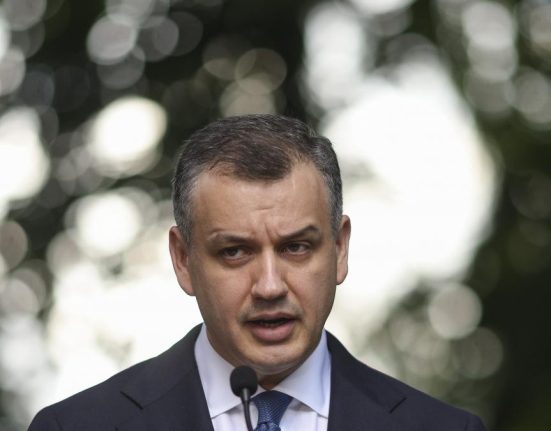 Tomac il critica pe Bolojan Nu poti sa iti cladesti o cariera solida pe angajamente care in prezent sunt