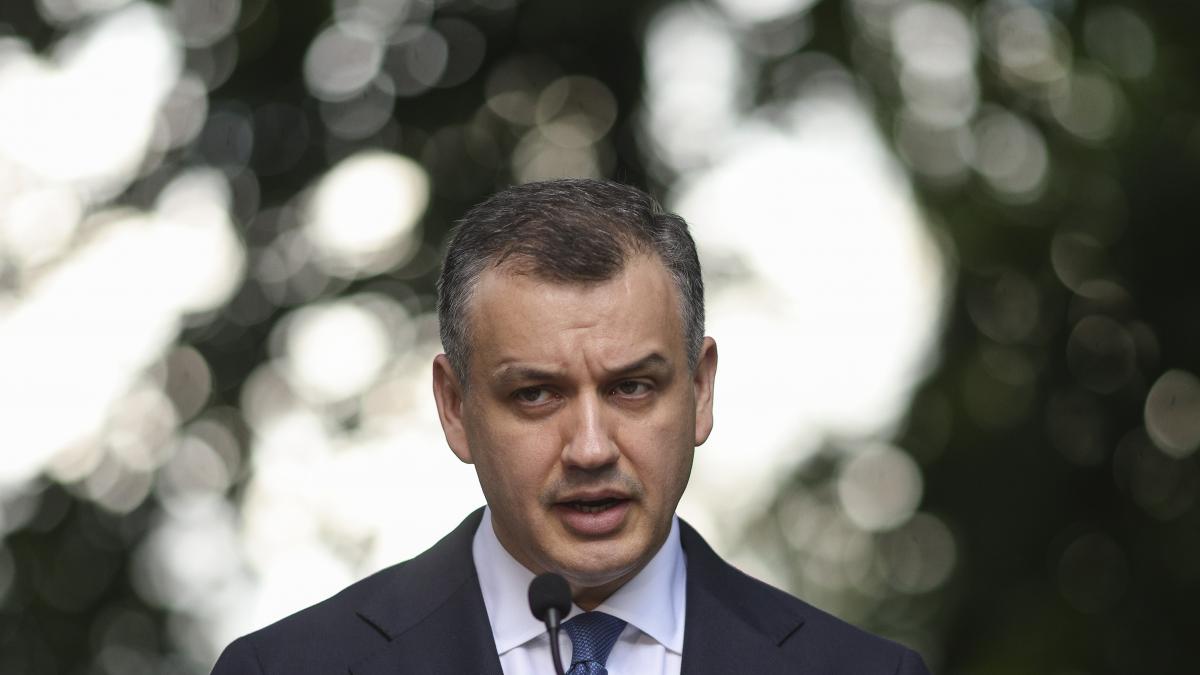Tomac il critica pe Bolojan Nu poti sa iti cladesti o cariera solida pe angajamente care in prezent sunt