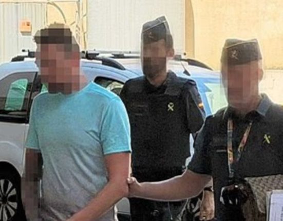 Un barbat care calatorea cu avionul spre Mallorca a fost arestat dupa ce a incercat sa sarute insotitorul de bord pe gat