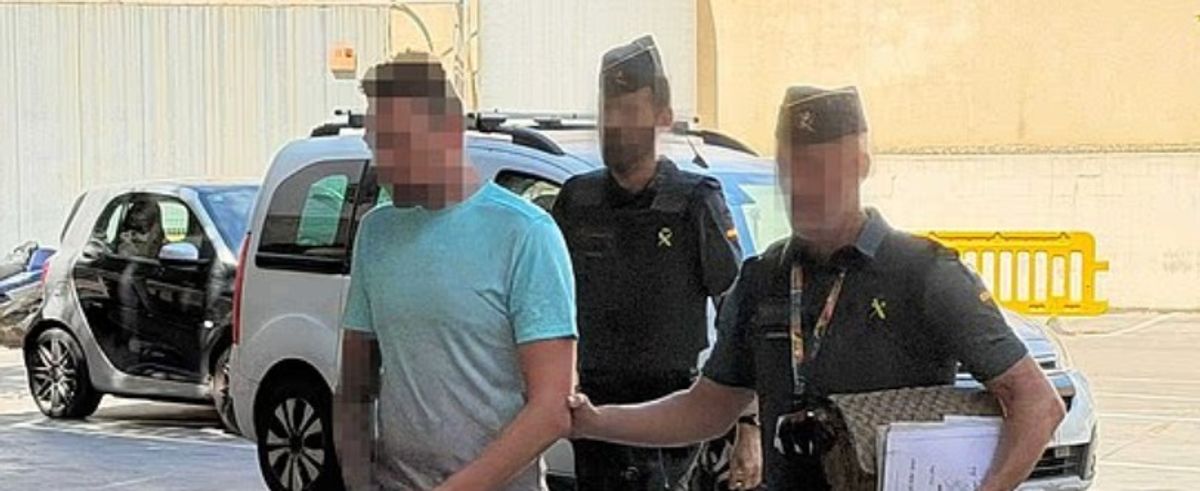 Un barbat care calatorea cu avionul spre Mallorca a fost arestat dupa ce a incercat sa sarute insotitorul de bord pe gat